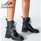 2021 Brand Neww Female Motorcycle Boots Round Toe Lace-Up Solid Chunky Heel Platform Boots Chain Hot Sale Women
